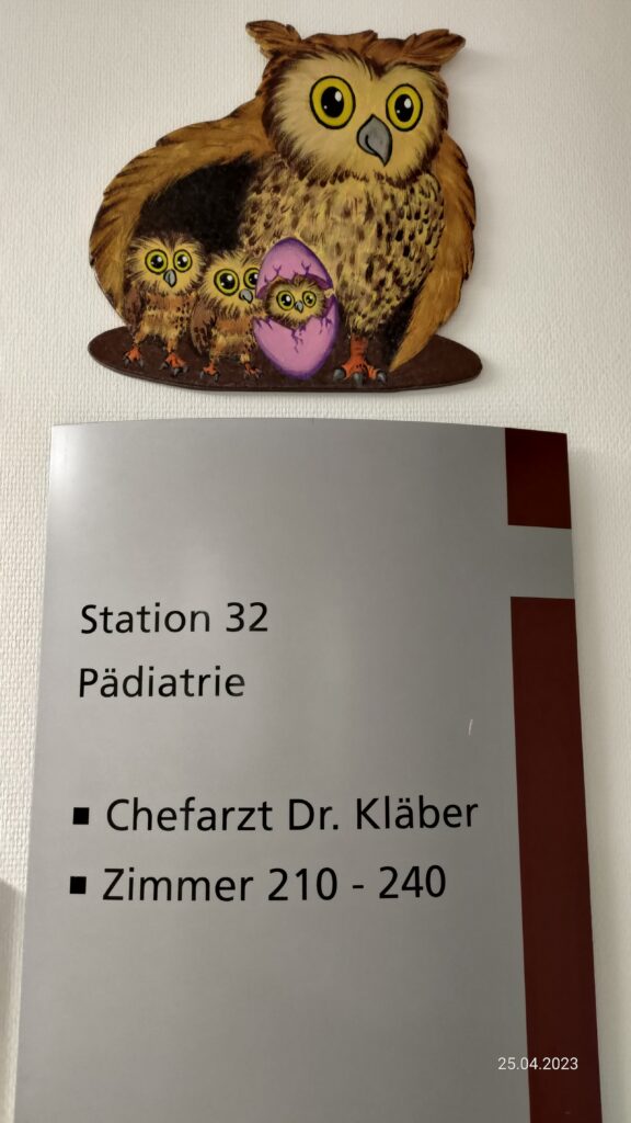 Logo der Westpfalzküken als Holzschild über Eingang der Station 32